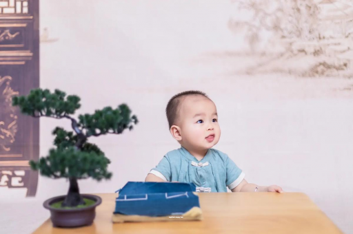 克孜勒苏柯尔克孜宝宝眼睛突然肿了